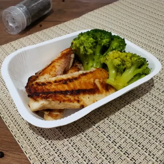 Filé de tilápia grelhada com brócolis no vapor 200g - Glúten free