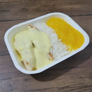 Filé de frango com creme de milho arroz branco e purê de mandioquinha 350g