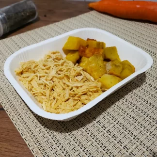 Peito de frango desfiado com batata doce asssada 200g - Glutén free