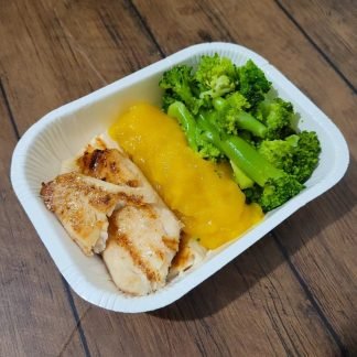 filé de tilápia grelhada com purê de mandioquinha e brócolis no vapor 300g