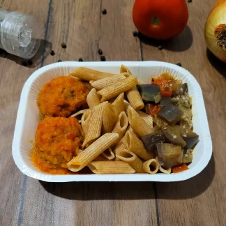 Almôndegas de carne ao molho com macarrão integral e berinjela refogada 300g