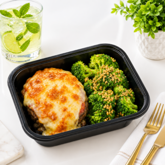 Hambúrguer de carne (patinho) à parmegiana com brócolis no vapor e linhaça 250g
