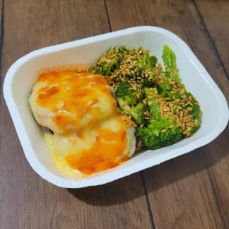 Hambúrguer de carne (patinho) à parmegiana com brócolis no vapor e linhaça 250g - Cetogênica