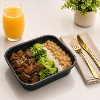Cubos de patinho acebolado com arroz branco, feijão carioca e brócolis no vapor 400g