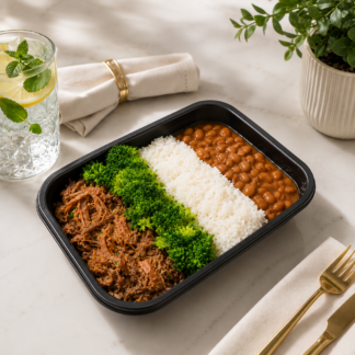 Carne desfiada com arroz branco, feijão carioca e brócolis no vapor - 400g